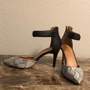 Nine West Shoes, Black, off White Color, Size 9.